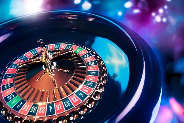 AduQ live-dealer table on rupiah showing player cards, community cards, and croupier
