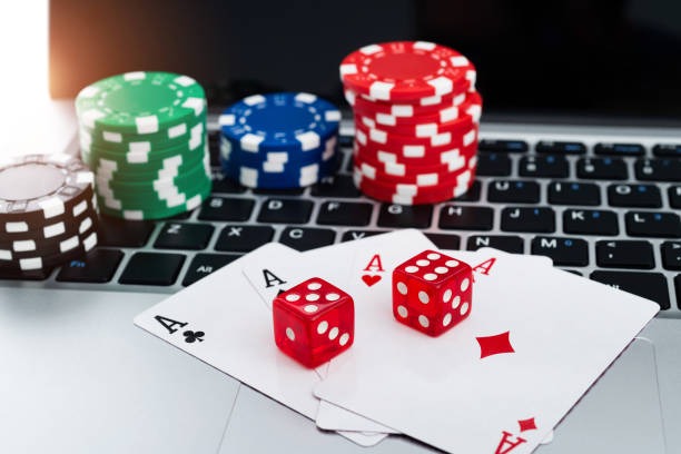 Sic Bo cash out timing window showing dice before shake