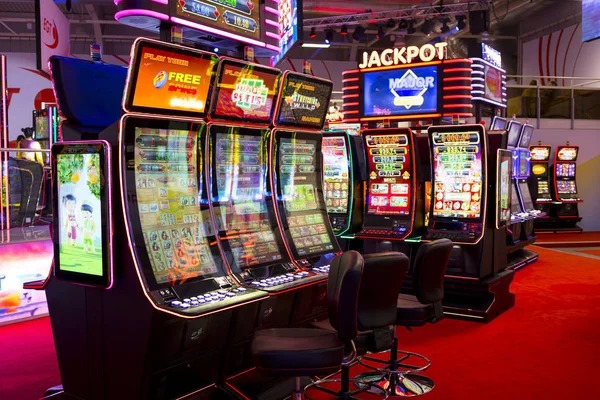 Ocean King live-dealer game board with multilingual croupier and real-time multiplier display